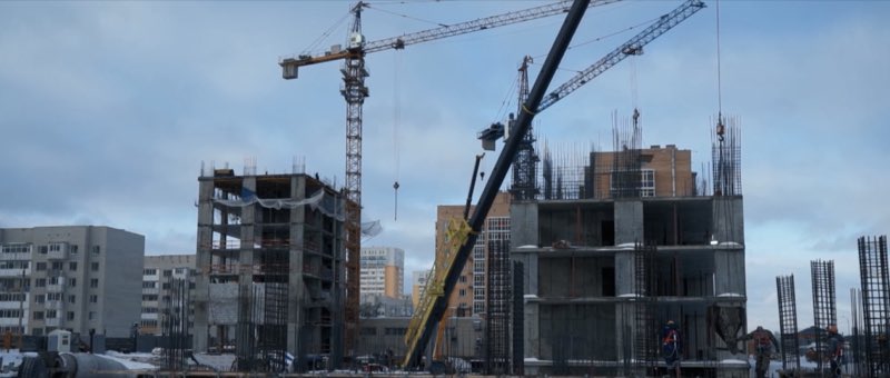 Панорама застройки: башенные краны и монолитные каркасы зданий